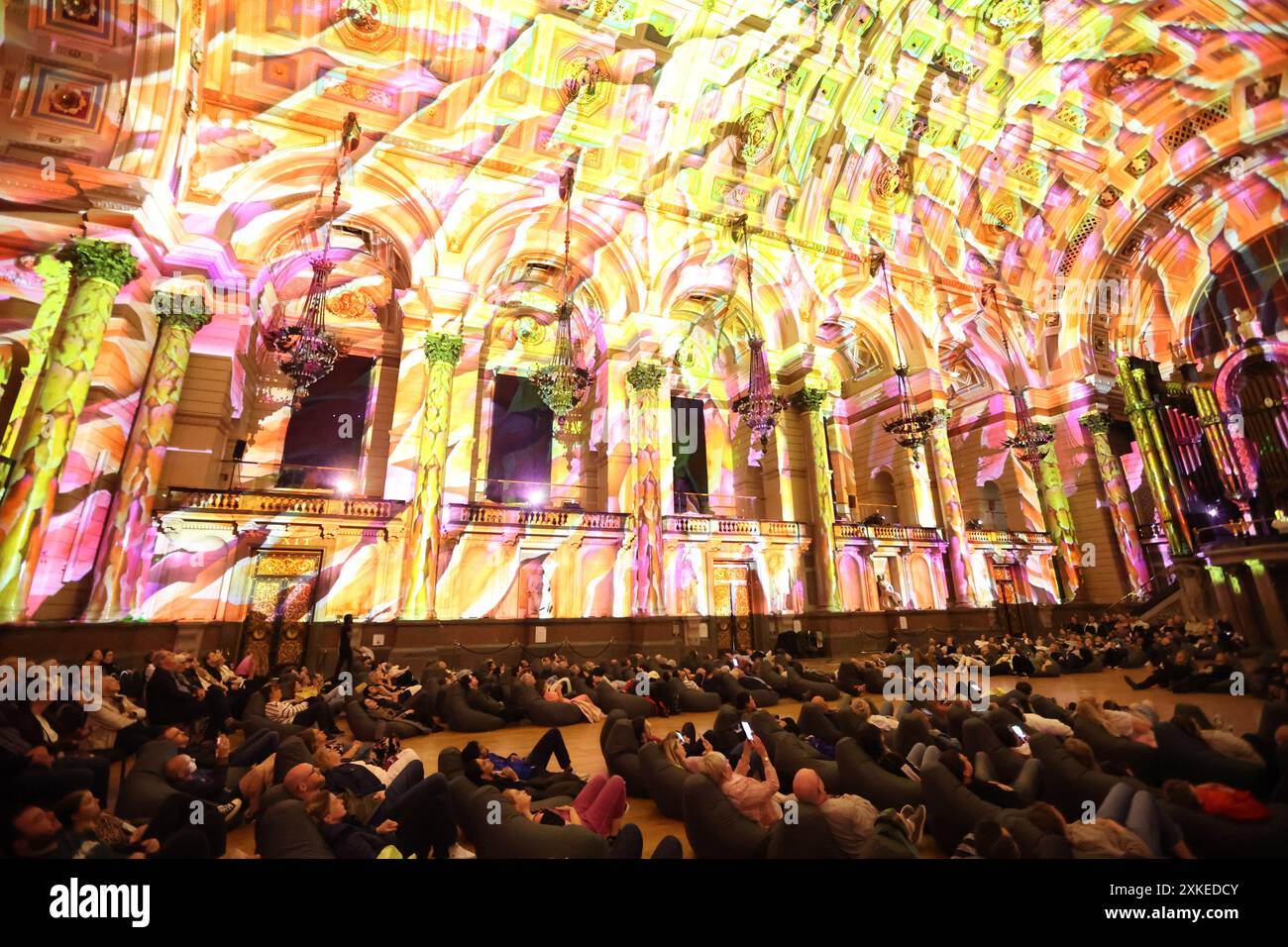Illuminazione,spettacolo di suoni e luci,luce,drammatico,evento,turistico,attrazione,giocare,Vivaldi,Four Seasons,musica,St Georges Hall, Liverpool,Inghilterra,Regno Unito, Foto Stock