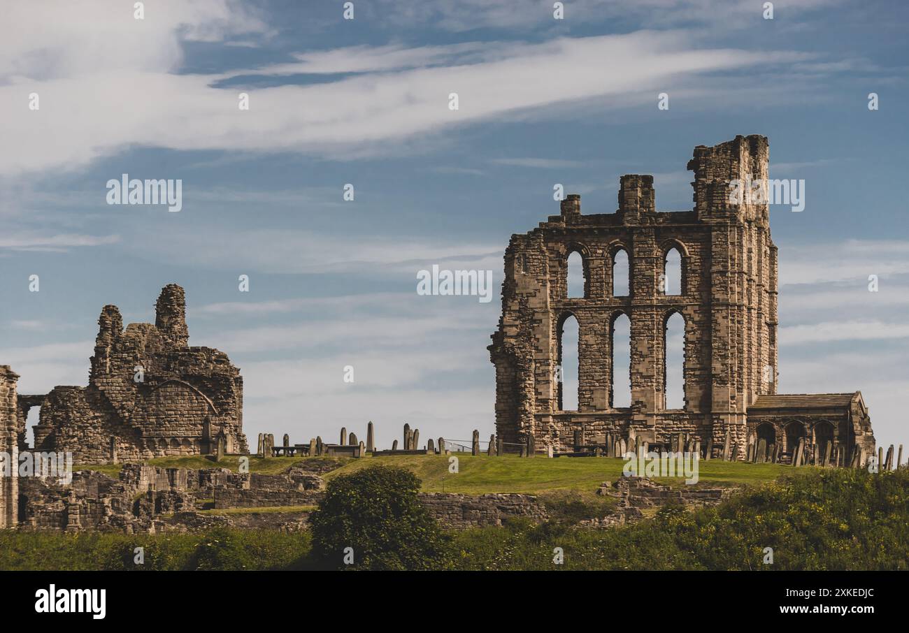 Le rovine storiche del Tynemouth Priory and Castle si affacciano sul Mare del Nord e sul fiume Tyne a North Shields, Northumberland County, Inghilterra. Foto Stock