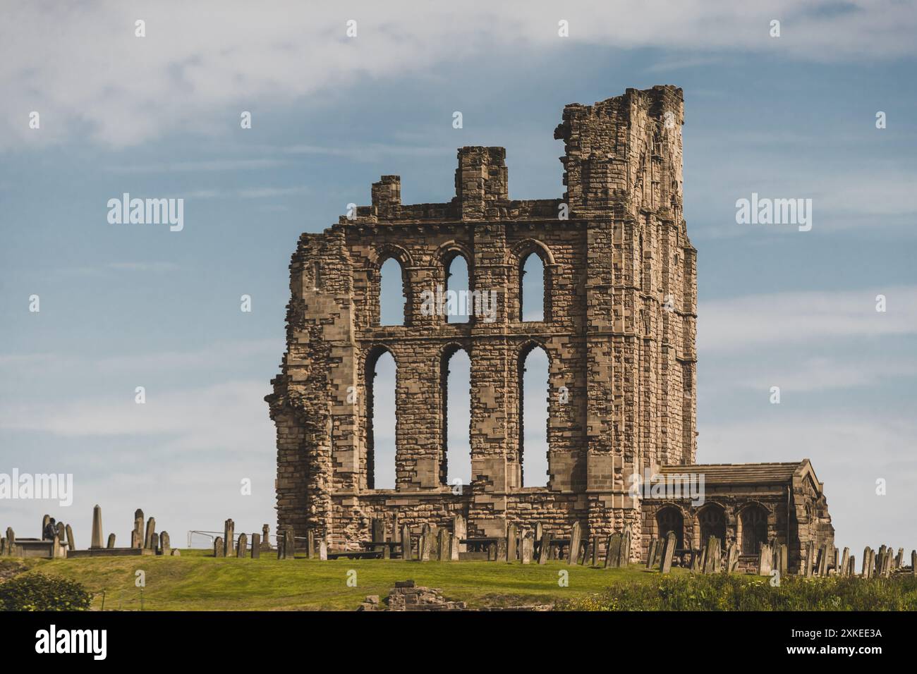 Le rovine storiche del Tynemouth Priory and Castle si affacciano sul Mare del Nord e sul fiume Tyne a North Shields, Northumberland County, Inghilterra. Foto Stock