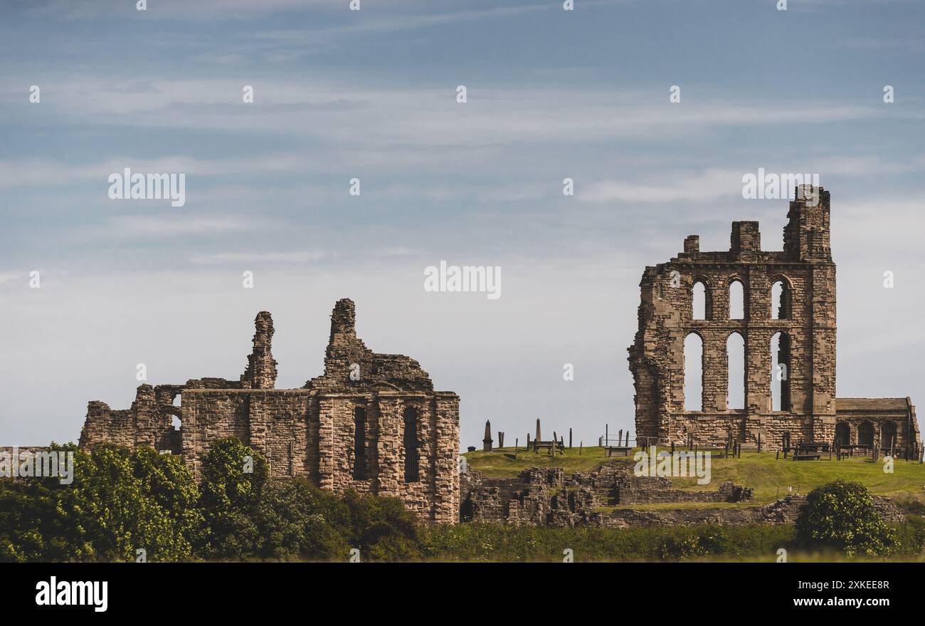 Le rovine storiche del Tynemouth Priory and Castle si affacciano sul Mare del Nord e sul fiume Tyne a North Shields, Northumberland County, Inghilterra. Foto Stock