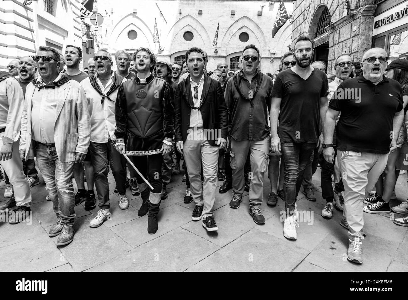 La Contrada Nicchio arriva in Piazza del campo con la loro Lucky Mascot per l'assegnazione della cerimonia dei cavalli, il Palio, Siena, Toscana, Italia. Foto Stock