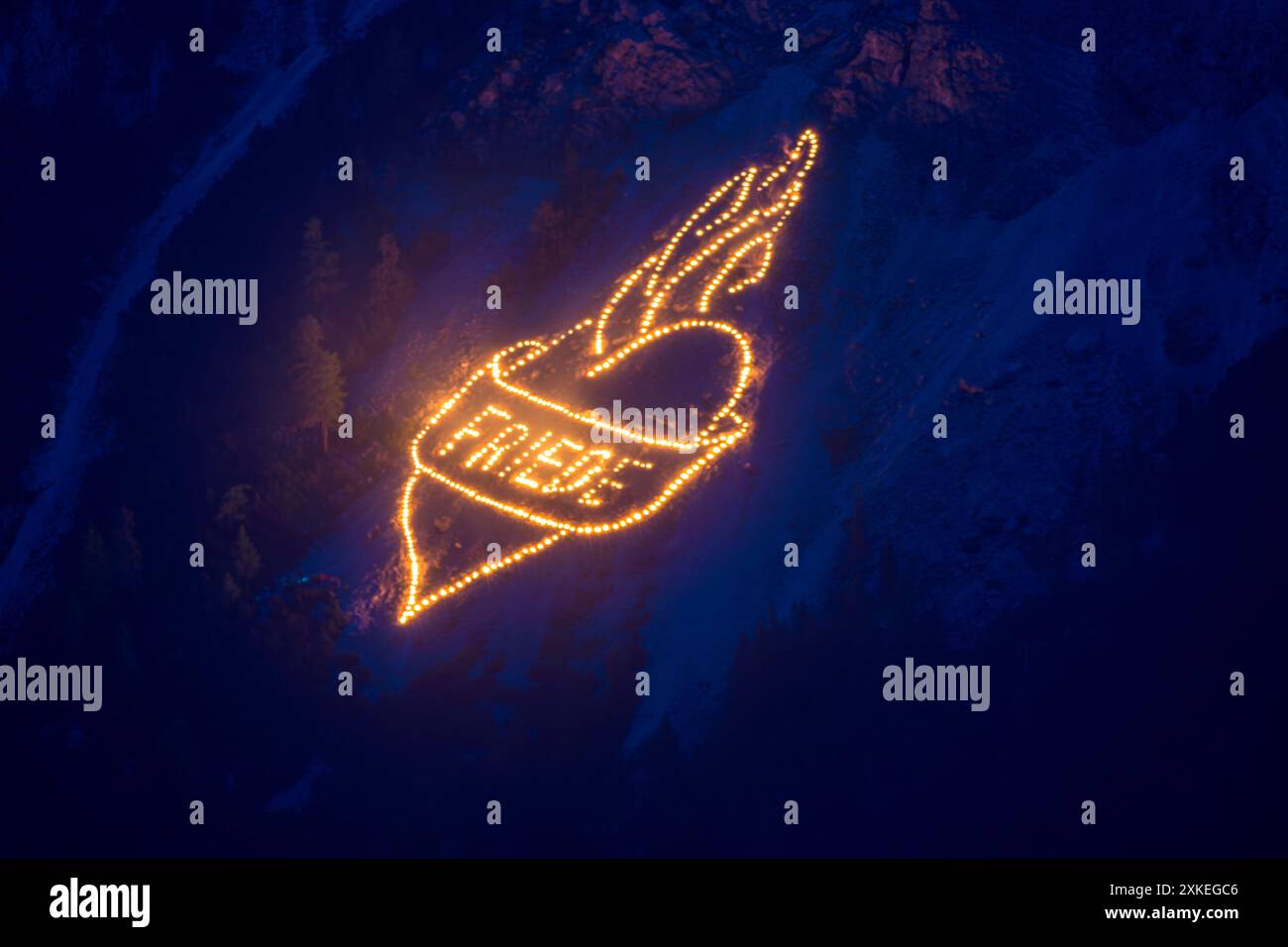 Falò tradizionali di montagna per il solstizio d'estate nella Tiroler Zugspitz Arena intorno al bacino di Ehrwald Lermoos Biberwier Foto Stock