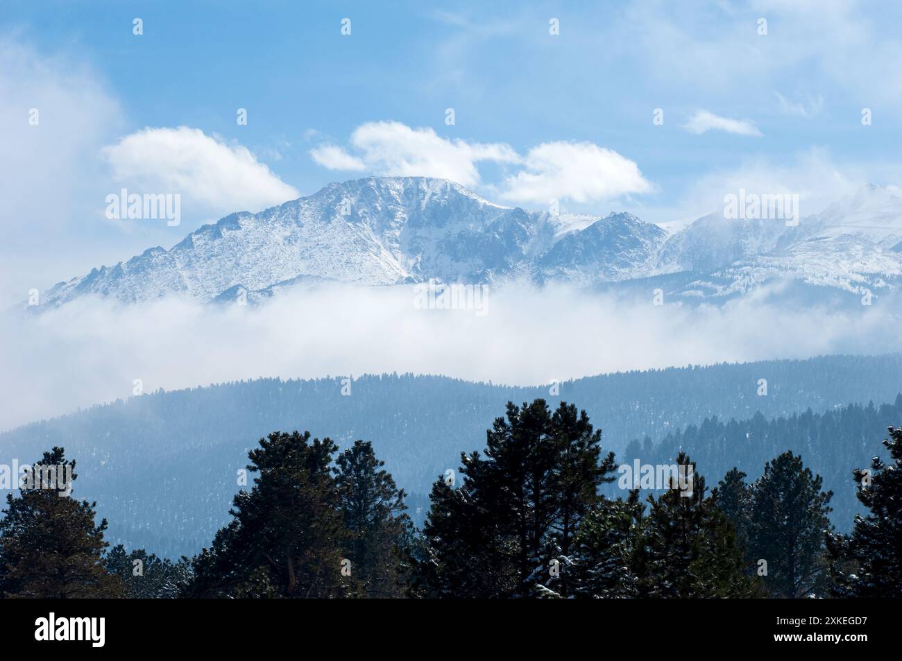 WOODLAND PARK, COLORADO, Stati Uniti: Il Pikes Peak, noto come America's Mountain, è coperto da neve fresca all'inizio della stagione sopra timberline. Foto Stock