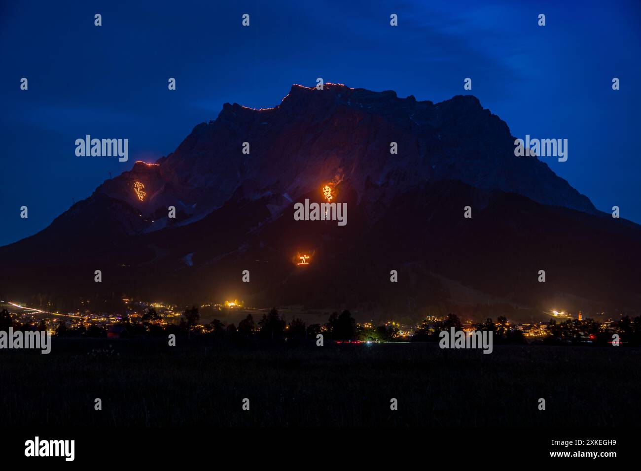 Falò tradizionali di montagna per il solstizio d'estate nella Tiroler Zugspitz Arena intorno al bacino di Ehrwald Lermoos Biberwier Foto Stock