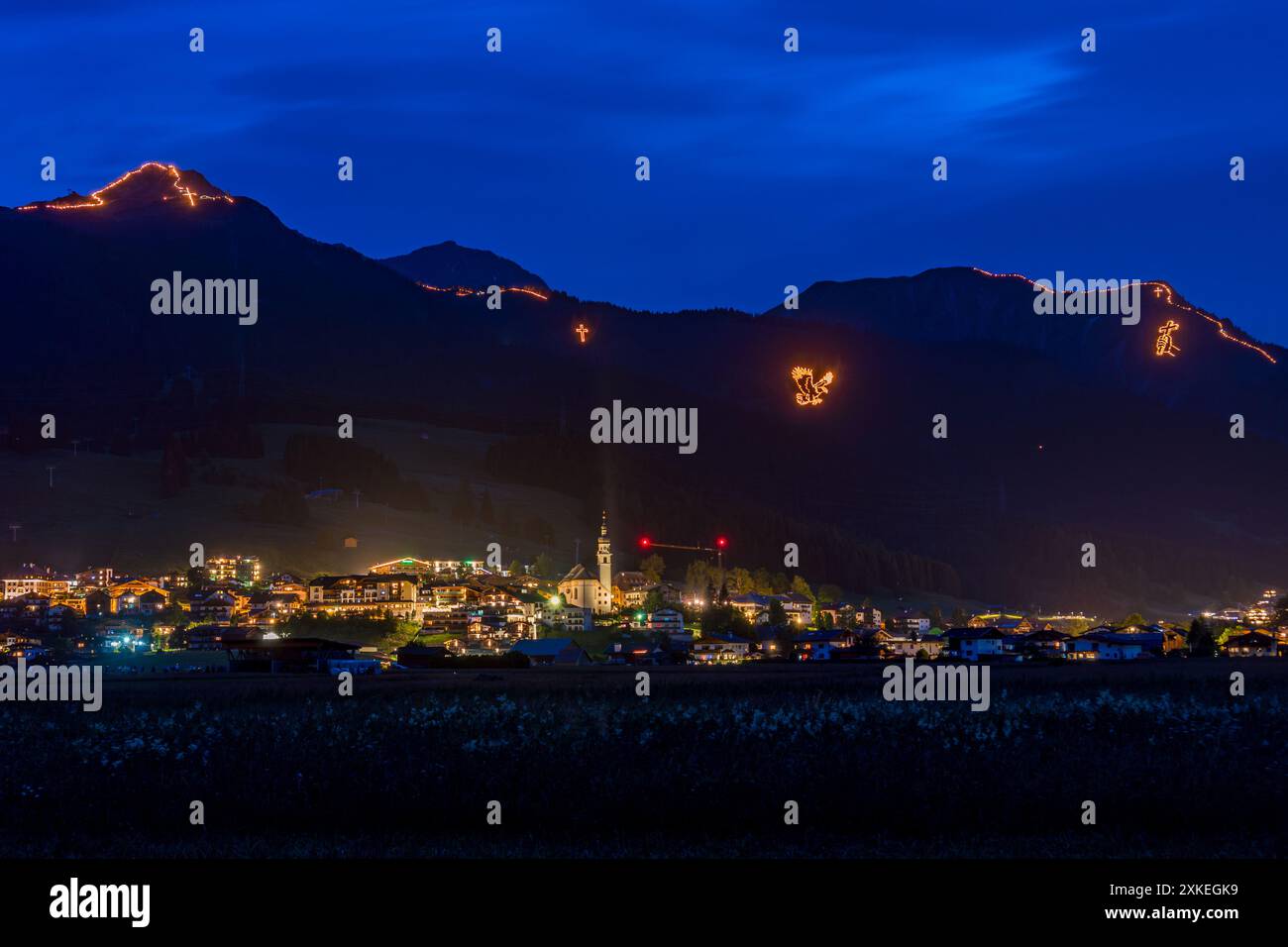Falò tradizionali di montagna per il solstizio d'estate nella Tiroler Zugspitz Arena intorno al bacino di Ehrwald Lermoos Biberwier Foto Stock