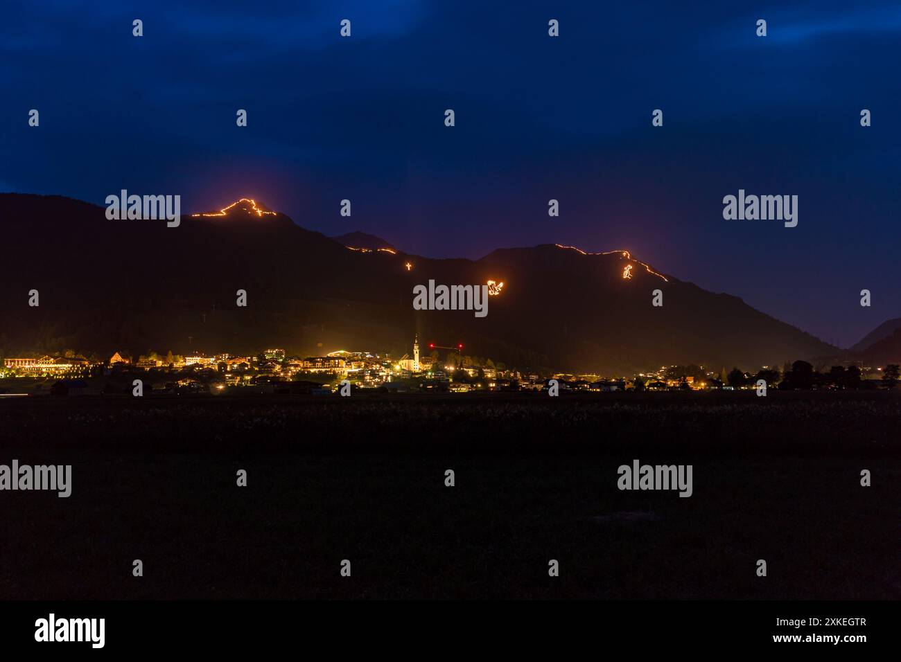 Falò tradizionali di montagna per il solstizio d'estate nella Tiroler Zugspitz Arena intorno al bacino di Ehrwald Lermoos Biberwier Foto Stock