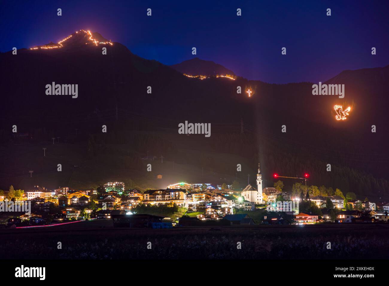Falò tradizionali di montagna per il solstizio d'estate nella Tiroler Zugspitz Arena intorno al bacino di Ehrwald Lermoos Biberwier Foto Stock