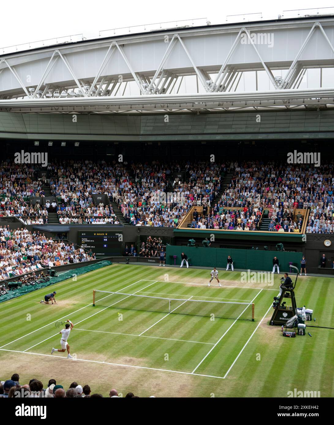 Vista generale di Carlos Alcaraz in azione contro Novak Djokovic nella finale dei Gentlemen's Singles sul Centre Court ai Campionati di Wimbledon Foto Stock