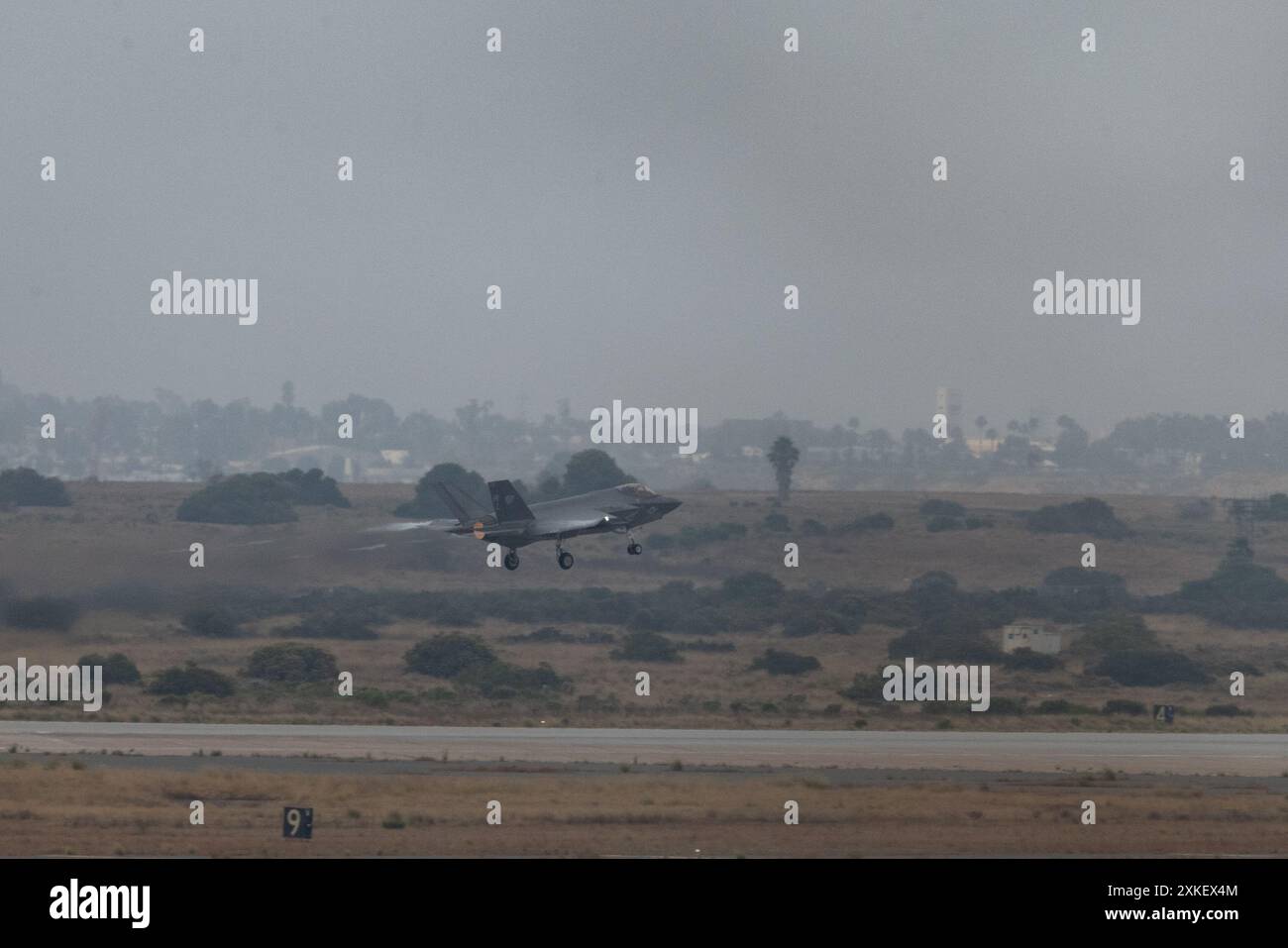 F-35C Lightning II del corpo dei Marines degli Stati Uniti pilotato dal capitano Cassandra Touchstone, un pilota di F-35C Lightning II con Marine Fighter Attack Squadron (VMFA) 311, Marine Aircraft Group 11, 3rd Marine Aircraft Wing, decolla durante un volo di addestramento di base alla Marine Corps Air Station Miramar, California, 12 luglio 2024. Durante il volo, il maggiore Timothy Potter, un pilota di F-35C Lightning II con VMFA-311 e laureato nel programma di addestramento tattico degli Strike Fighter della US Navy, comunemente noto come TOPGUN, istruì il capitano Cassandra Touchstone, un pilota di F-35C Lightning II con VMFA-311, ad aumentare Foto Stock