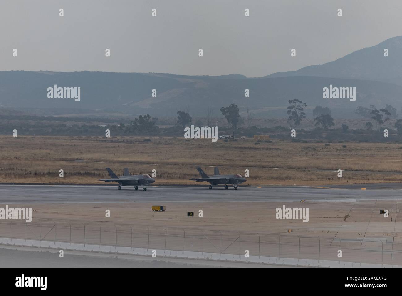 Gli F-35C Lightning II del corpo dei Marines degli Stati Uniti assegnati al Marine Fighter Attack Squadron (VMFA) 311, Marine Aircraft Group 11, 3rd Marine Aircraft Wing, si preparano al decollo durante un volo di addestramento di base per le manovre di caccia alla Marine Corps Air Station Miramar, California, 12 luglio 2024. Durante il volo, il maggiore Timothy Potter, un pilota di F-35C Lightning II con VMFA-311 e laureato nel programma U.S. Navy Strike Fighter Tactics Instructor, comunemente noto come TOPGUN, istruì il capitano Cassandra Touchstone, un pilota di F-35C Lightning II con VMFA-311, per aumentare la sua abilità nelle manovre di caccia, o Foto Stock