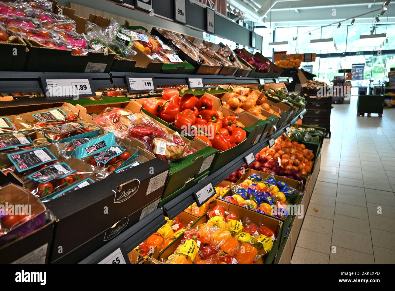 Lidl Fresh Vegetables Aisle – Galles, Regno Unito – 18 luglio 2024 Foto Stock