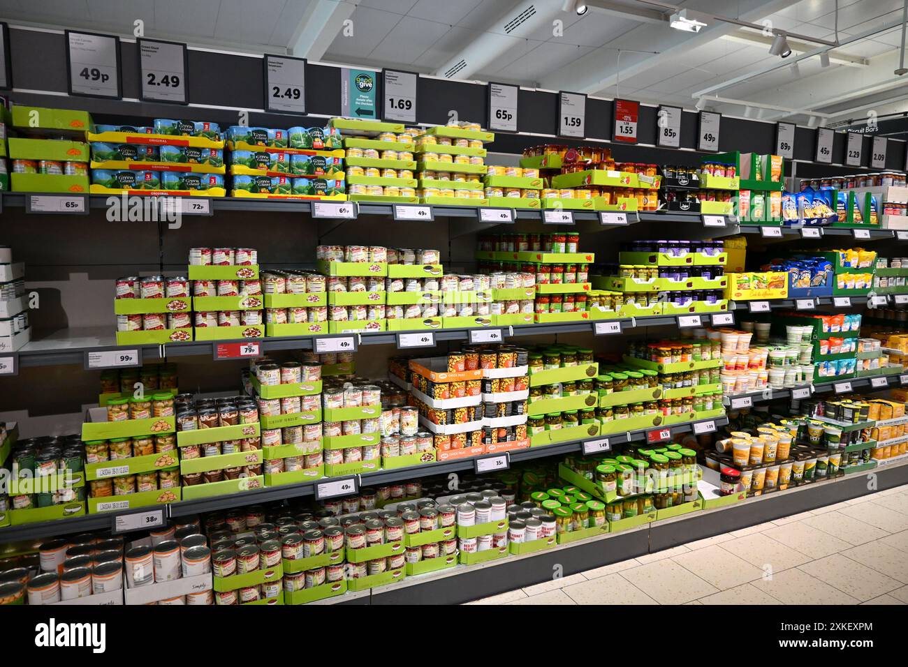 Lidl in scatola e in scatola food Aisle – Galles, Regno Unito – 18 luglio 2024 Foto Stock
