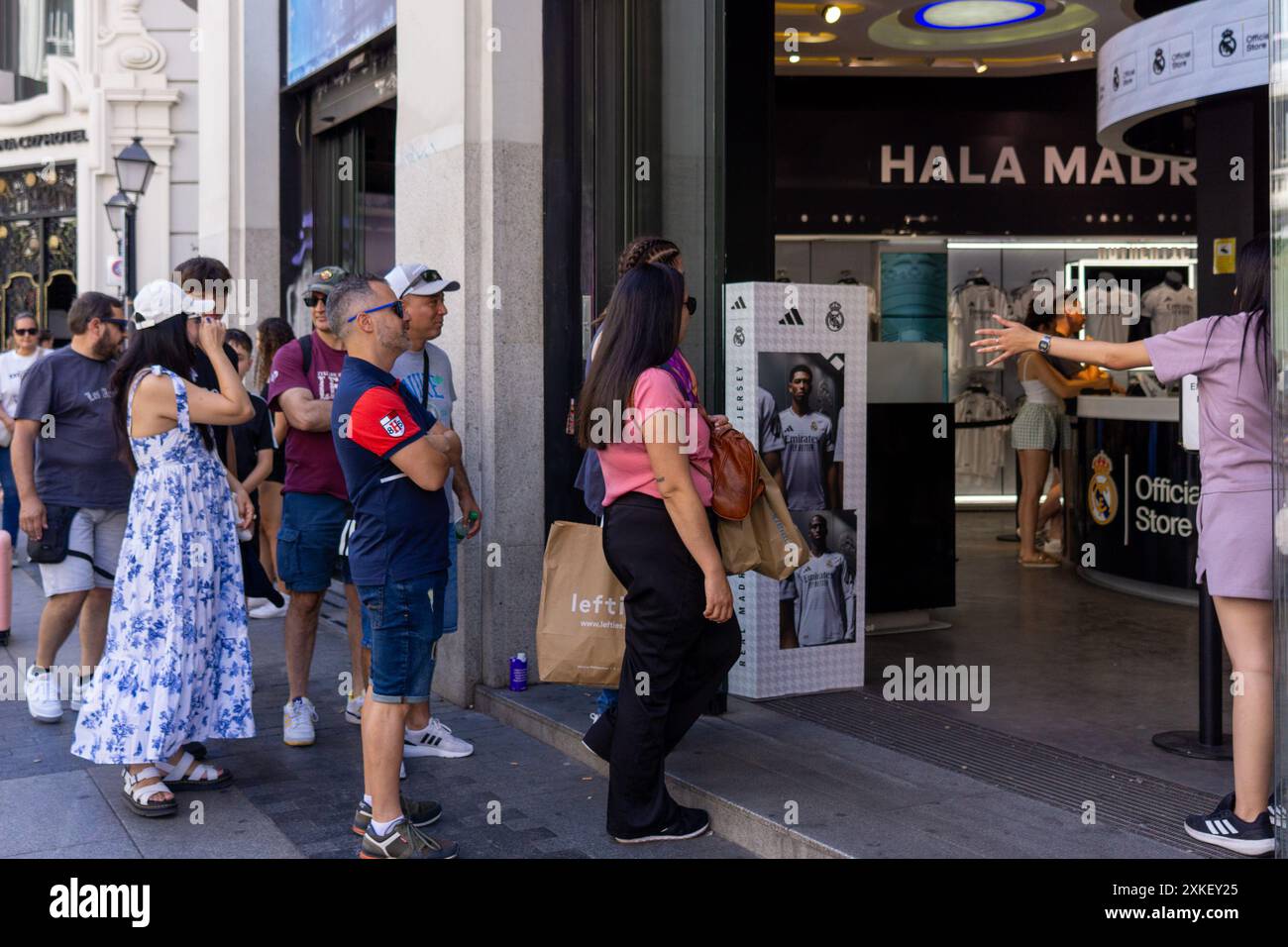 Madrid, Spagna. 22 luglio 2024. Un gruppo di persone fa la fila per entrare nel negozio ufficiale del Real Madrid nel centro della capitale spagnola. Quest'estate, i tifosi del Real Madrid provenienti da tutto il mondo si recano nei negozi della squadra di calcio di Madrid ogni giorno per fare acquisti. Credito: SOPA Images Limited/Alamy Live News Foto Stock