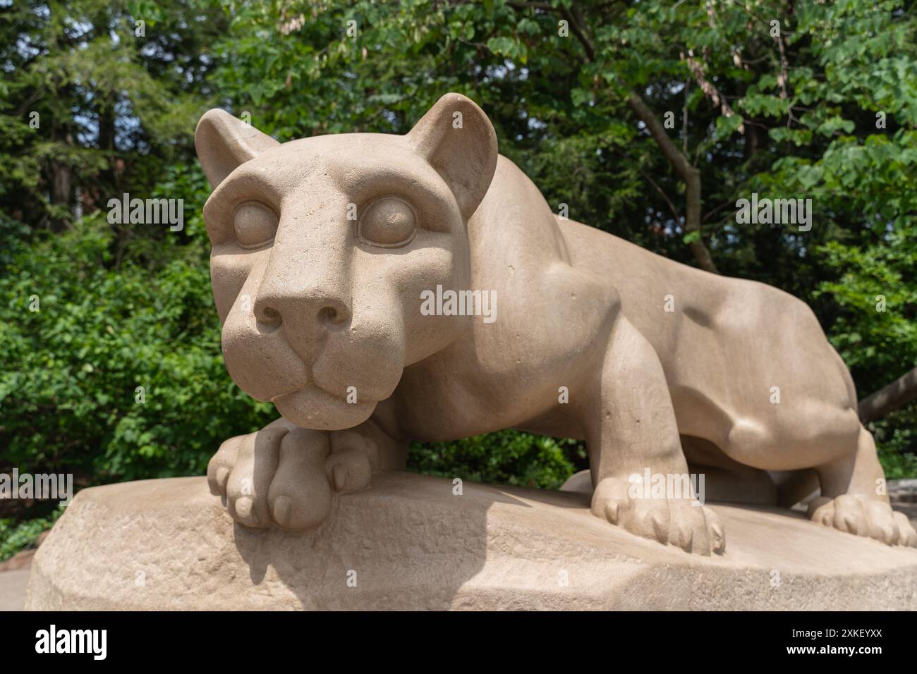 University Park, Pennsylvania - 21 luglio 2024: Il Nittany Lion Shrine è una delle località preferite per scattare foto nel campus della Penn State, nello State College. Foto Stock