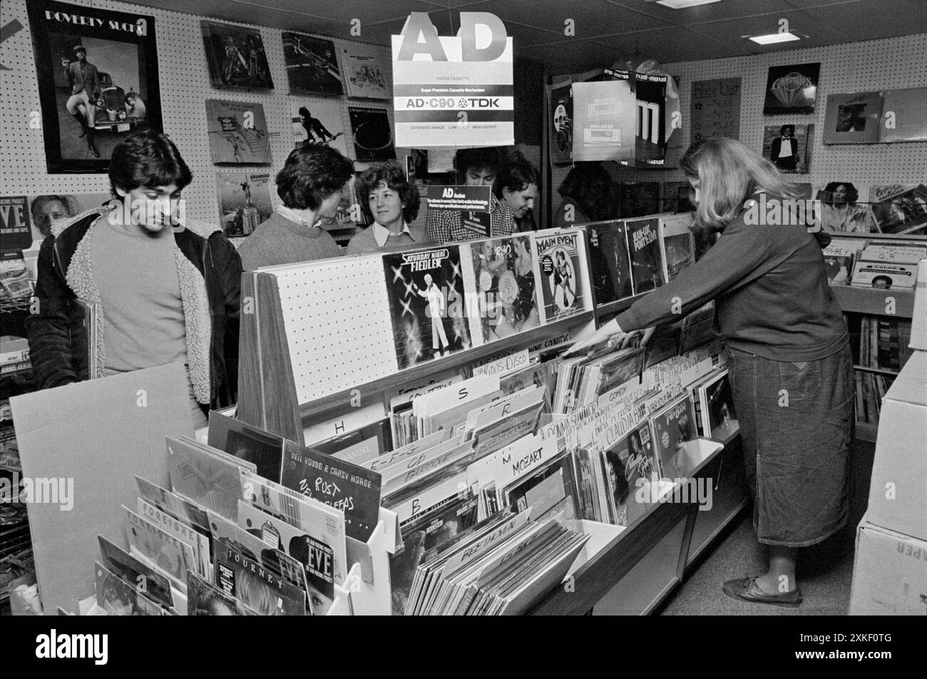 Washington, D.C. 1979 studenti della Georgetown University che guardano i rack di album in un negozio di dischi. Foto Stock