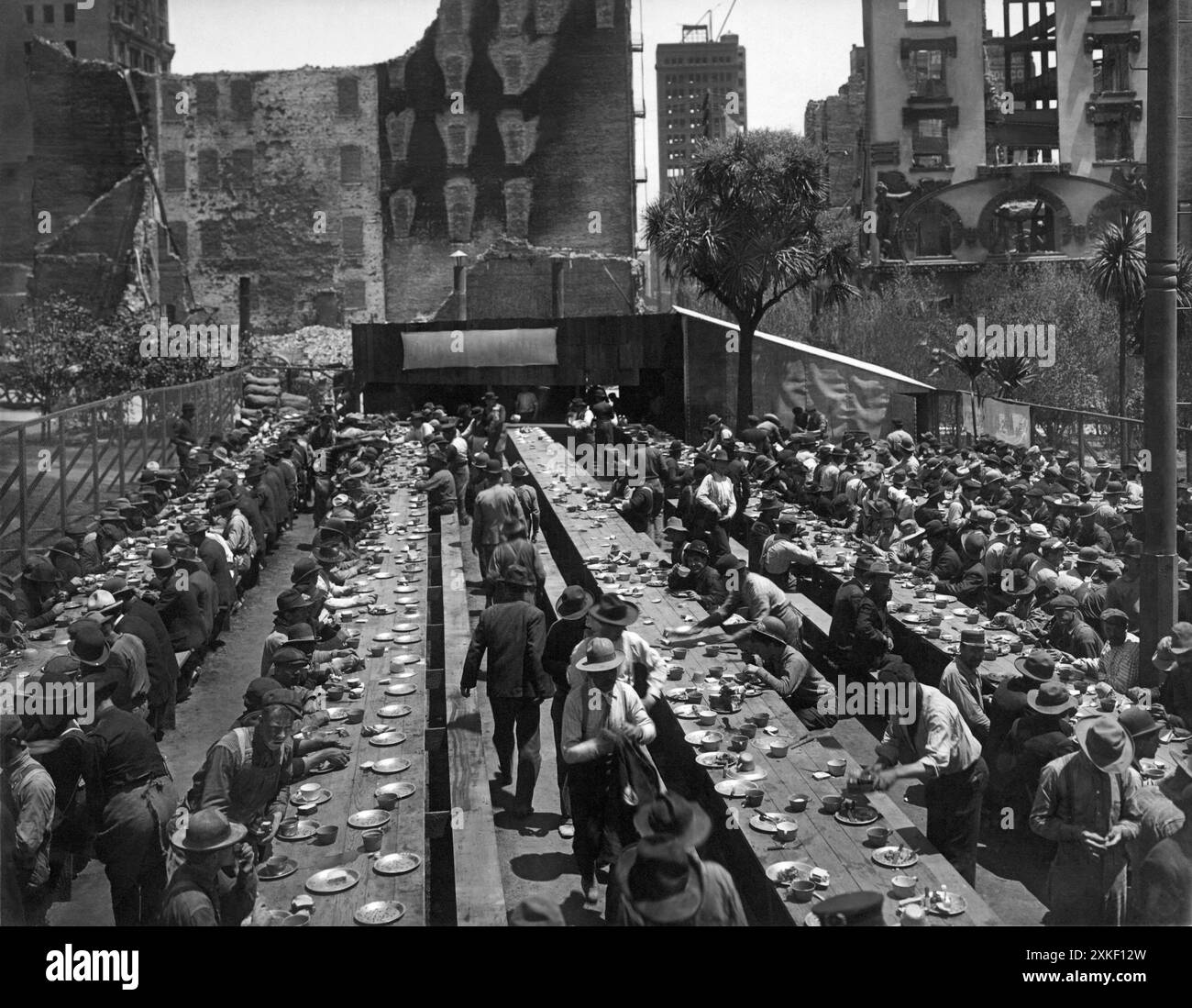 San Francisco, California 1906 il "Crocker Restaurant" in Union Square serve pasti caldi ai rifugiati del terremoto che non avevano più case. Foto Stock