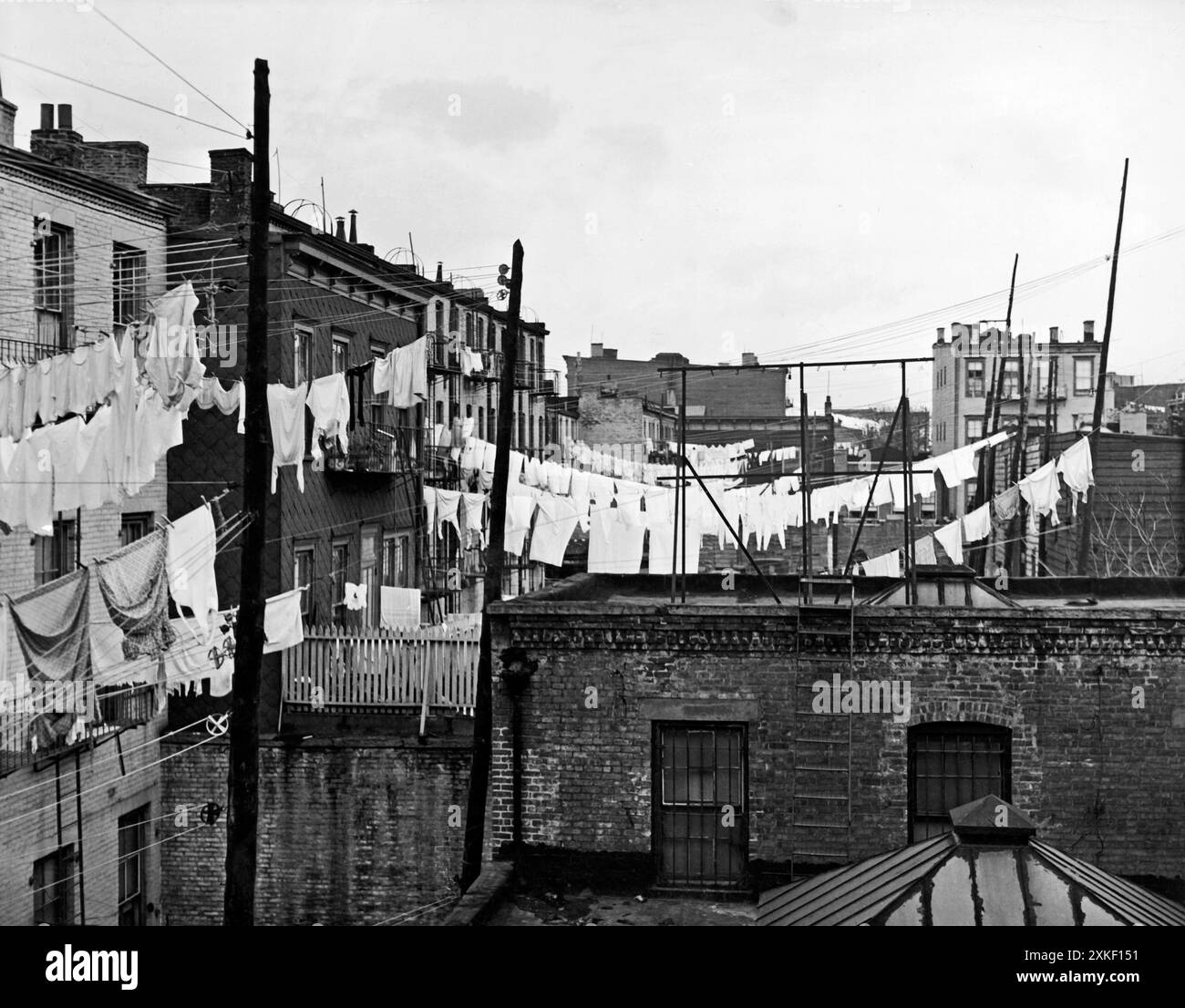 New York, New York 1930 circa il retro degli alloggi di New York City. Foto Stock