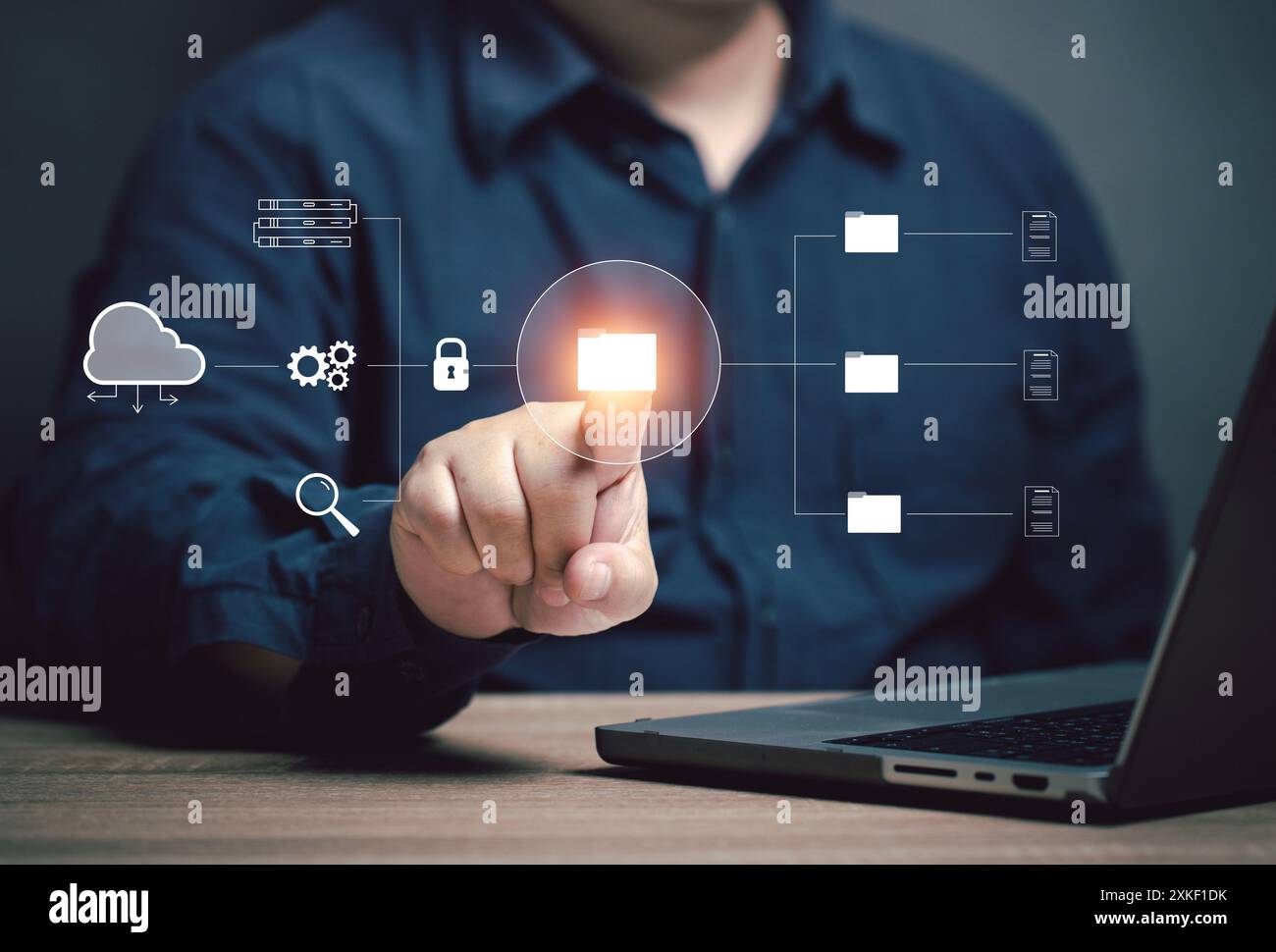 L'utente punta a una cartella nella schermata virtuale per lavorare. Archiviazione dei dati di lavoro aziendali nel cloud online. Gestione del database per la documentazione cartacea su carta Foto Stock