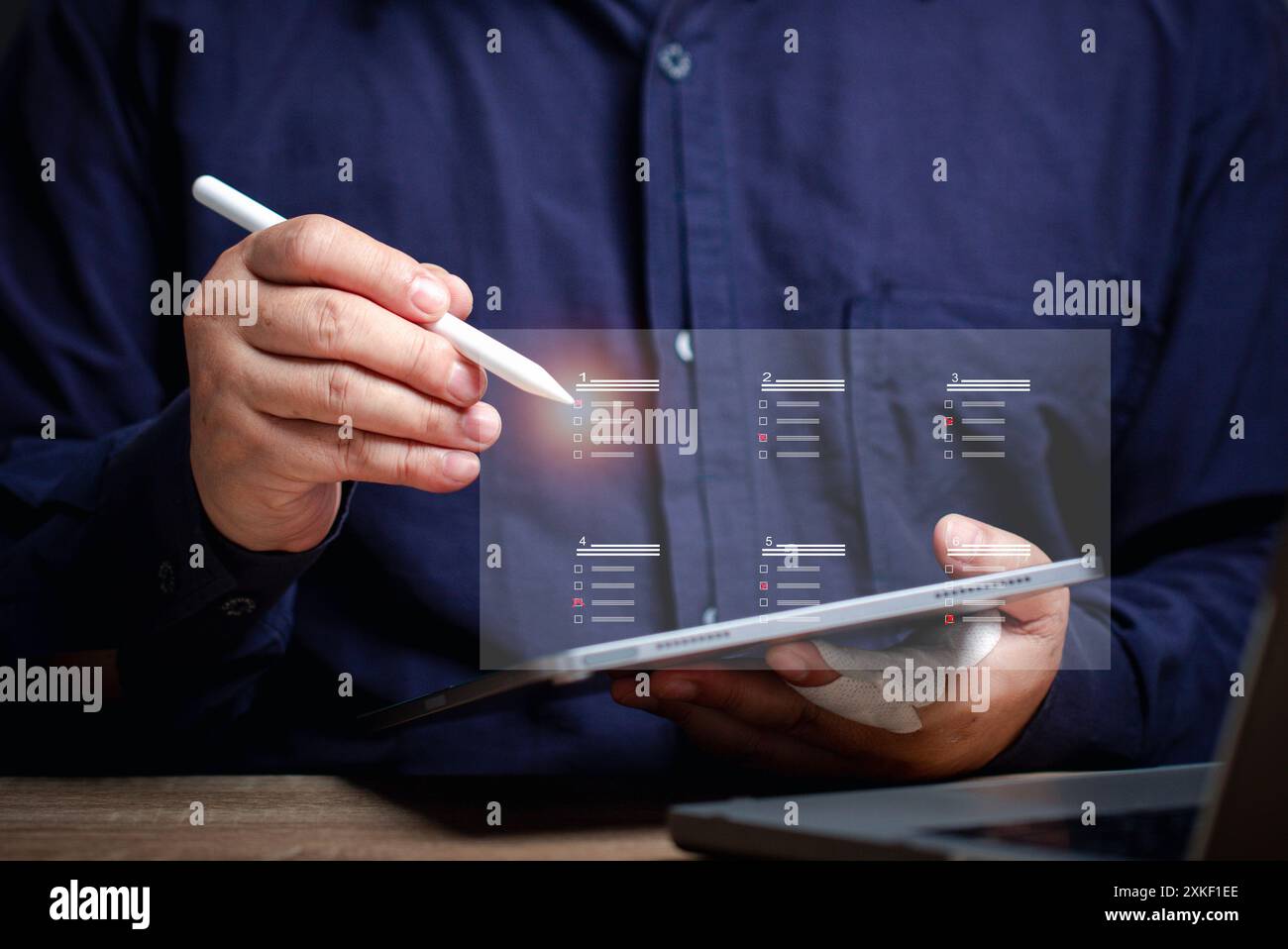 L'utente punta a una cartella nella schermata virtuale per lavorare. Archiviazione dei dati di lavoro aziendali nel cloud online. Gestione del database per la documentazione cartacea su carta Foto Stock