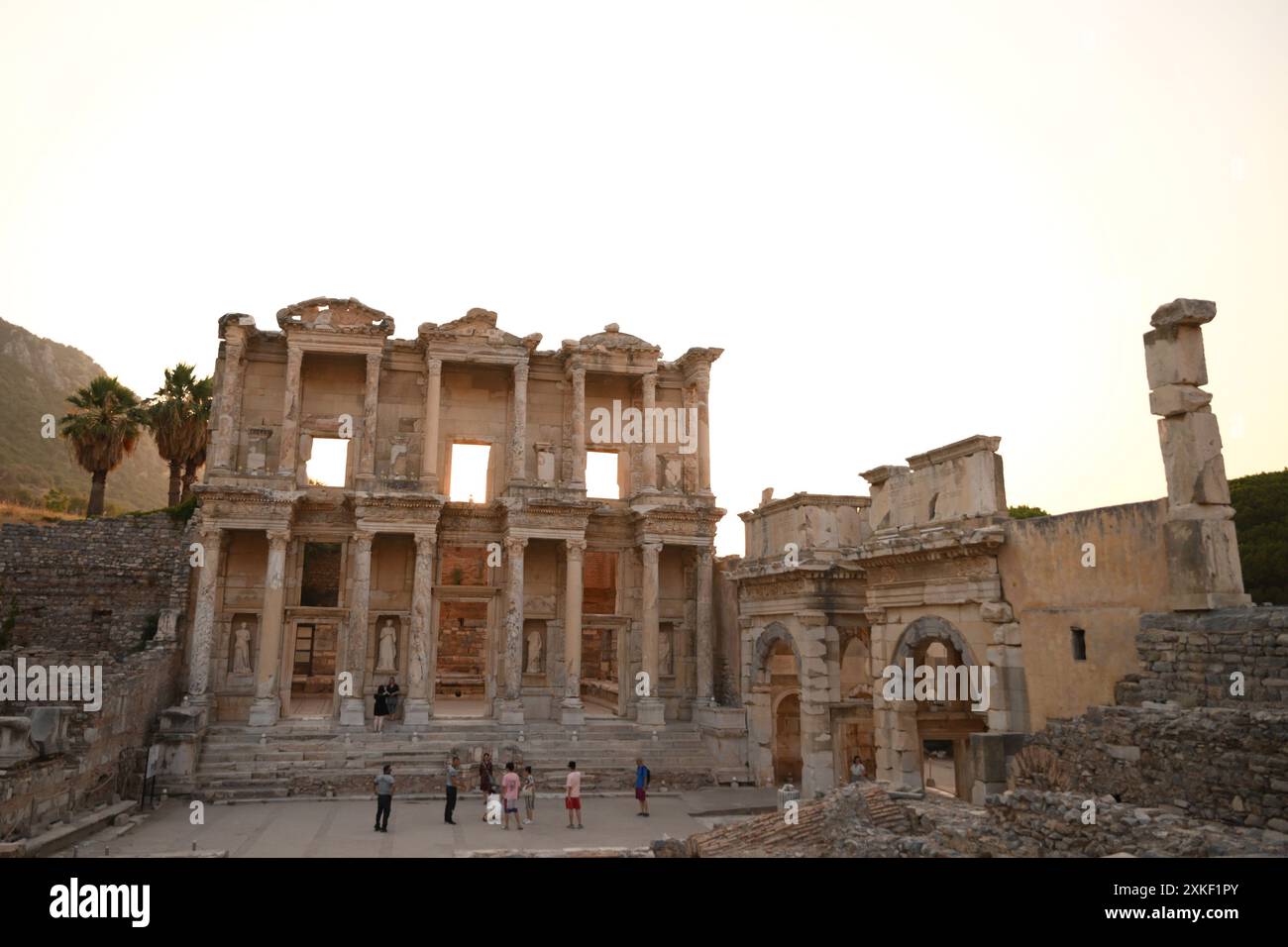 (240723) -- SMIRNE, 23 luglio 2024 (Xinhua) -- i turisti visitano l'antica città di Efeso a Smirne, T¨¹rkiye, 22 luglio 2024. (Mustafa Kaya/handout via Xinhua) Foto Stock