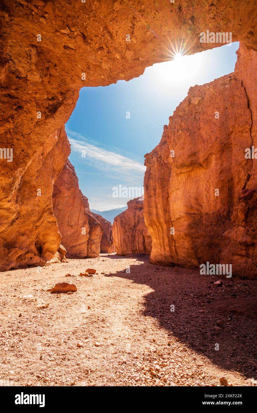 Il sole raggiunge il tetto della formazione rocciosa Natural Bridge nel Death Vallley National Park in California Foto Stock