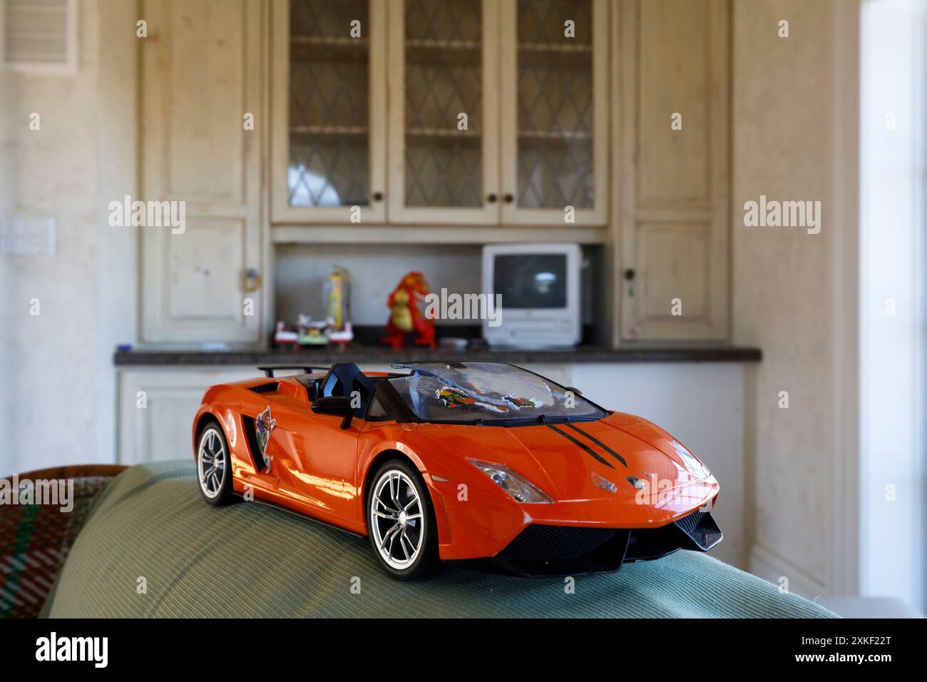 Un'auto Ferrari giocattolo in una casa abbandonata. Questa casa è stata demolita da allora. Foto Stock