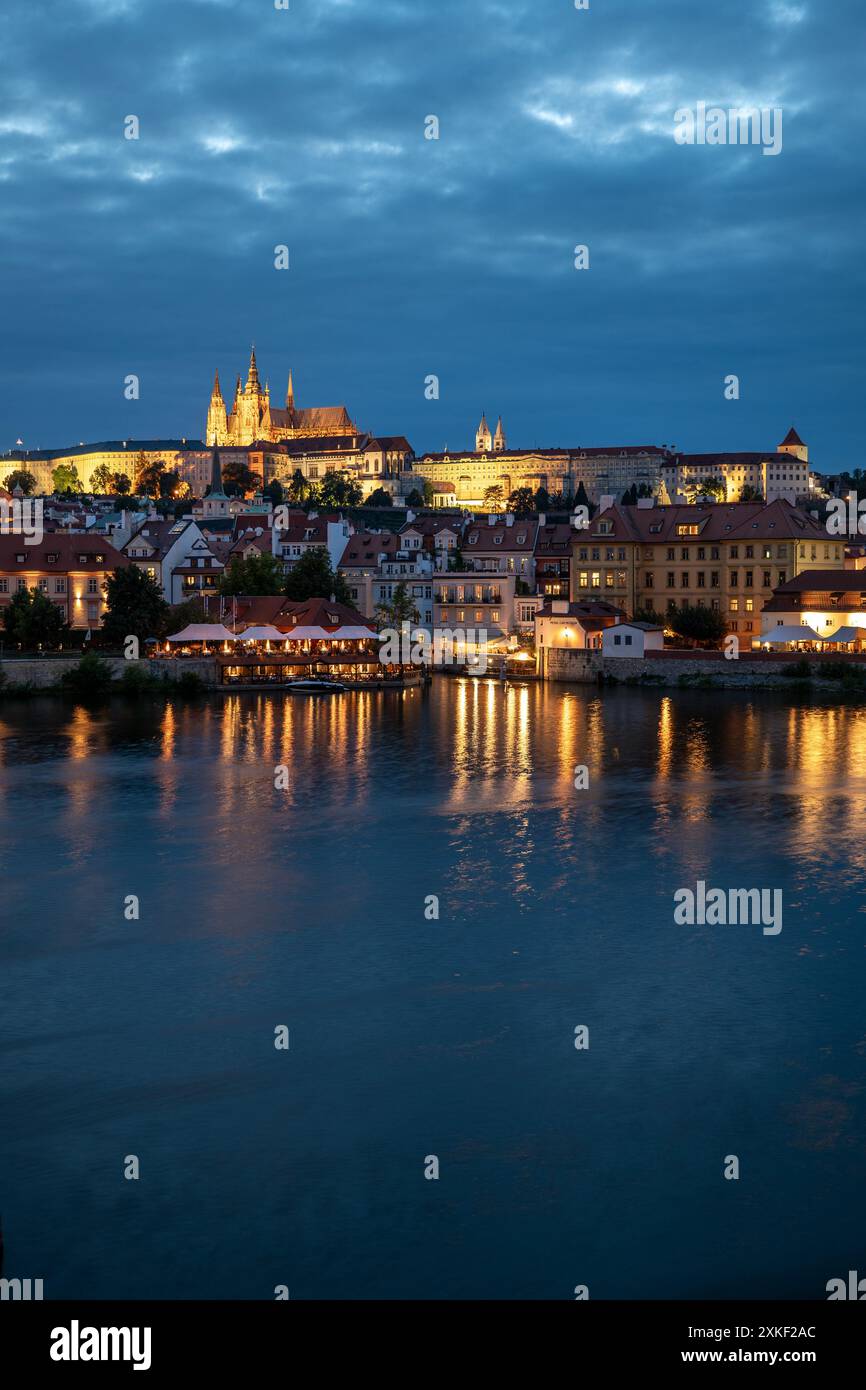 Castello di Praga e fiume Moldava di notte Foto Stock