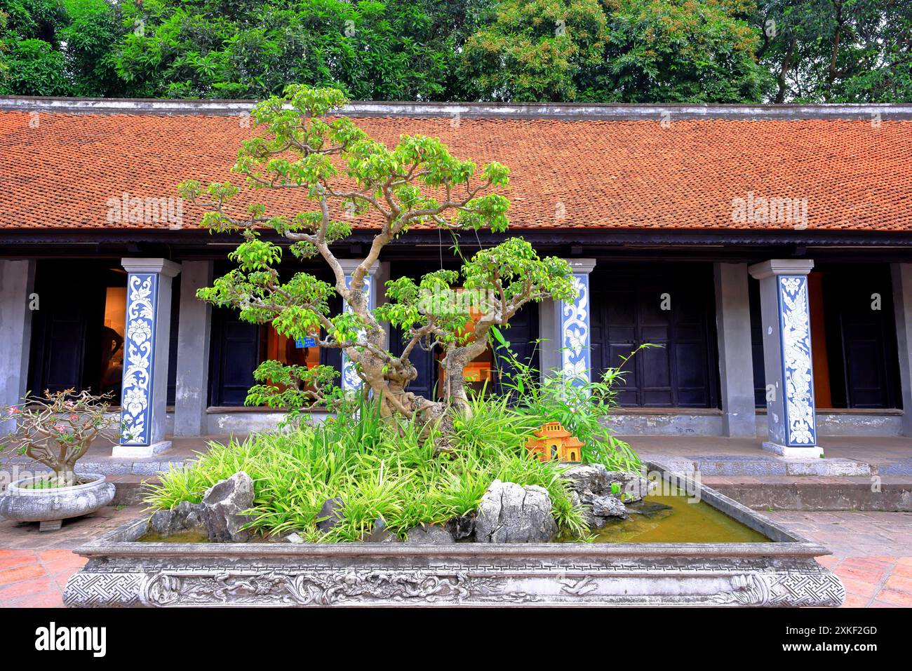 Tempio della letteratura (Van Mieu Quoc tu Giam), un tempio confuciano con santuari e cancello anteriore a Van Mieu, Dong da, ha noi, Vietnam Foto Stock