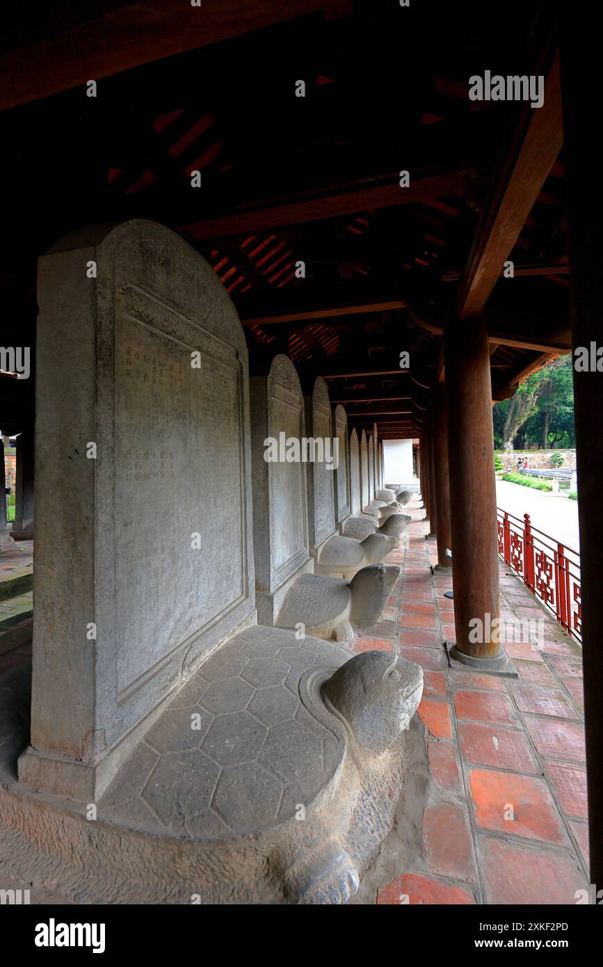 Tempio della letteratura (Van Mieu Quoc tu Giam), un tempio confuciano con santuari e cancello anteriore a Van Mieu, Dong da, ha noi, Vietnam Foto Stock