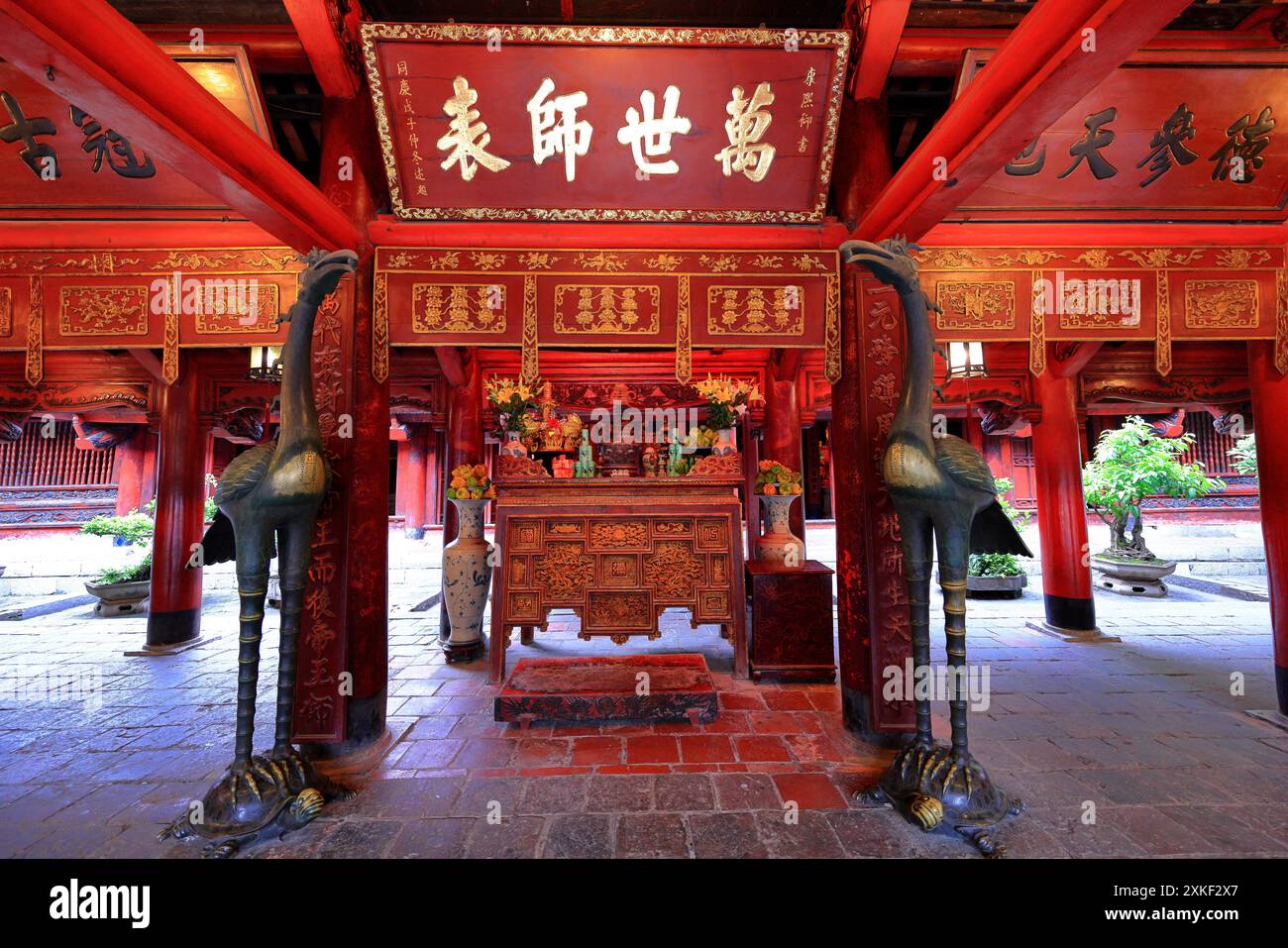 Tempio della letteratura (Van Mieu Quoc tu Giam), un tempio confuciano con santuari e cancello anteriore a Van Mieu, Dong da, ha noi, Vietnam Foto Stock