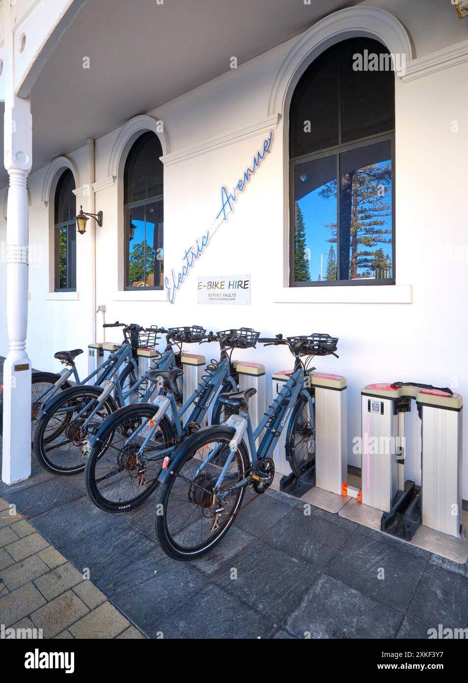 Stazione per biciclette elettriche di Electric Avenue con biciclette elettriche a noleggio fuori dall'Esplanade Hotel in Essex Street a Fremantle, Australia Occidentale. Foto Stock