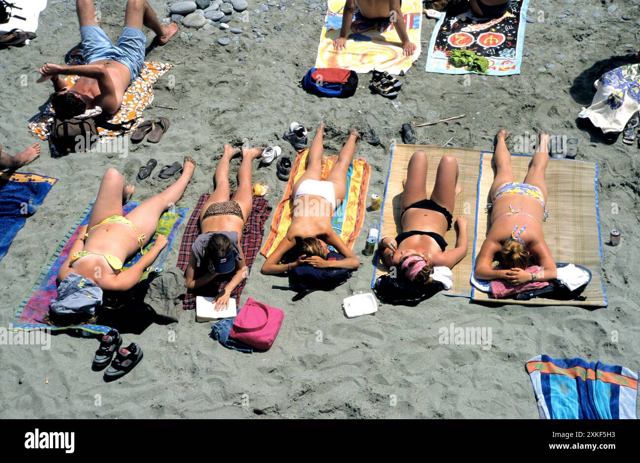 Gente che prende il sole sulla spiaggia, Monterosso al Mare, cinque Terre, Italia Foto Stock