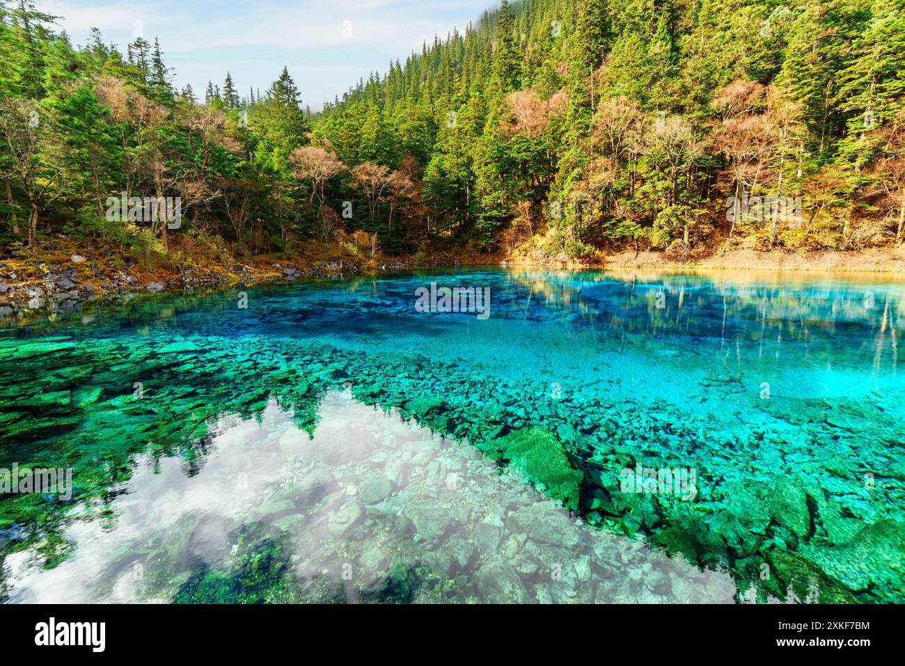 Vista della piscina a cinque colori (il laghetto colorato) Foto Stock