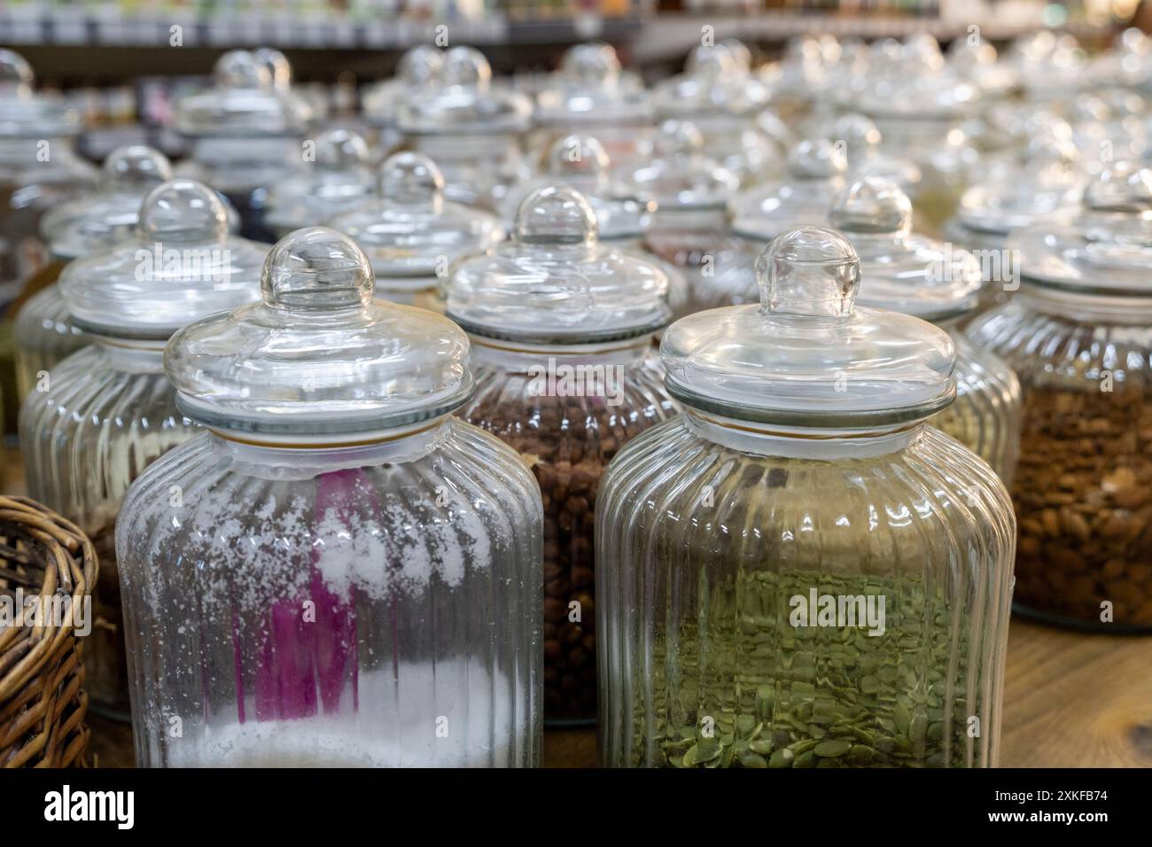 Vasi di vetro con prodotti ecologici, negozio ecologico, Granada, Andalusia, Spagna. Foto Stock