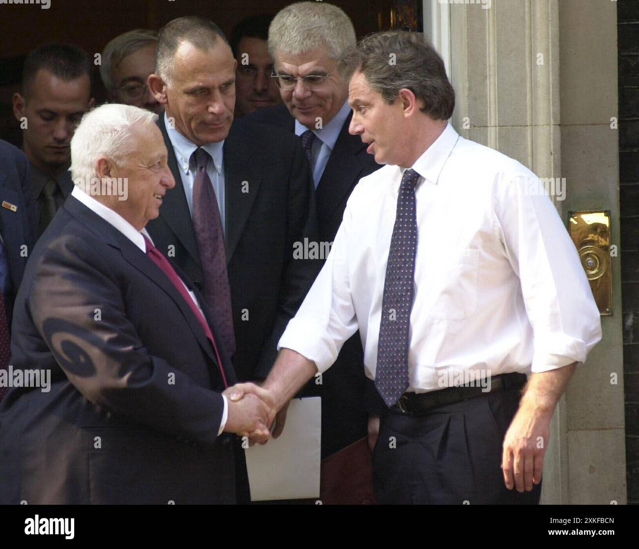 Foto datata 24/06/01 dell'allora primo ministro Tony Blair (a destra) con l'allora primo ministro israeliano Ariel Sharon, fuori Downing Street. Il governo di Tony Blair ha accusato Israele di aver permesso alle sue truppe di scappare "fuori controllo" durante una grande incursione militare nella Cisgiordania occupata, come dimostrano i documenti ufficiali appena rilasciati. I documenti pubblicati dagli Archivi nazionali di Kew, West London, mostrano l'esasperazione degli alleati occidentali al crescente numero di morti palestinesi mentre le forze di difesa israeliane assediavano il quartier generale del leader palestinese Yasser Arafat. Data di pubblicazione: Martedì 23 luglio, Foto Stock