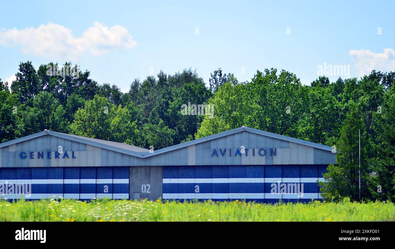 Goraszka, Polonia. 15 luglio 2024. Veduta degli edifici dell'ex aeroporto generale dell'aviazione e di una pista in erba. Foto Stock