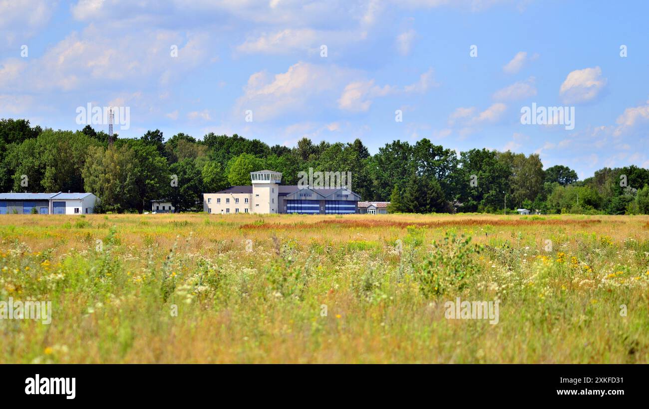 Goraszka, Polonia. 15 luglio 2024. Veduta degli edifici dell'ex aeroporto generale dell'aviazione e di una pista in erba. Foto Stock