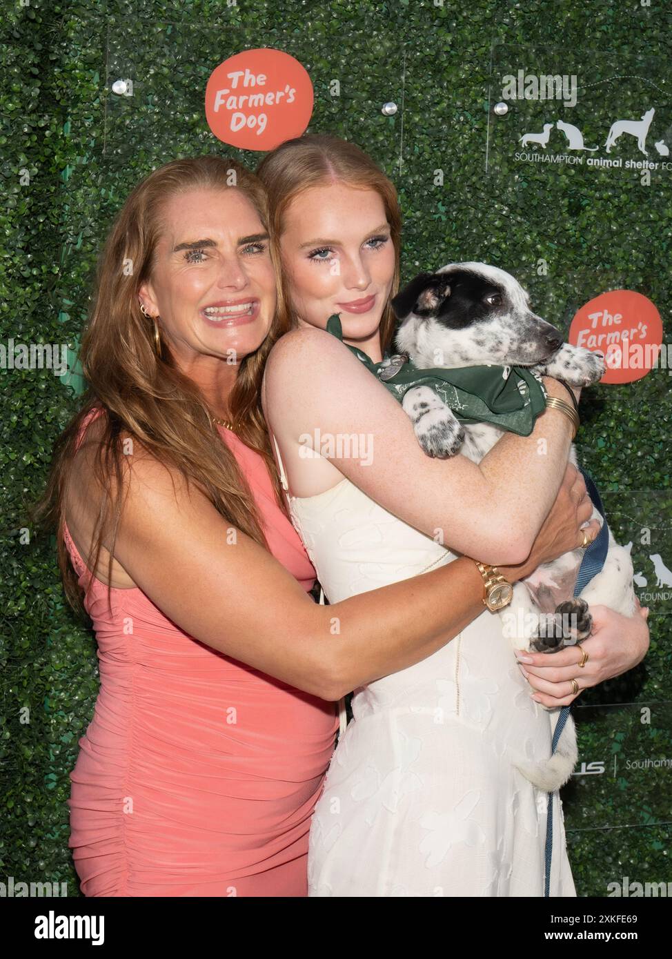 Brooke Shields e Grier Hammond Henchy partecipano al 2024 Southampton Animal Shelter Foundation Unconditional Love Gala a Southampton, New York, il 20 luglio 2024. (Foto di David Warren /Sipa? USA) credito: SIPA USA/Alamy Live News Foto Stock