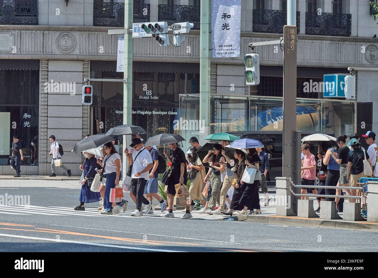 Tokyo, Giappone. 22 luglio 2024. I pedoni camminano con ombrelloni nel caldo nel quartiere Ginza di Tokyo, Giappone, 22 luglio 2024. Secondo l'annuncio dell'Agenzia meteorologica giapponese, la temperatura nel centro di Tokyo registrava 36,6 gradi Celsius. Crediti: Takahiro Sekimata/AFLO/Alamy Live News Foto Stock