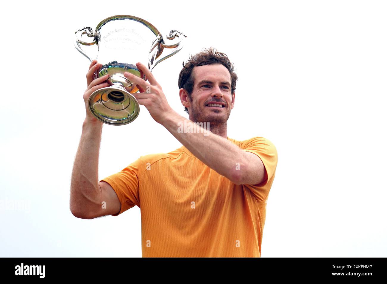 Foto del file datata 11-06-2023 del Gran Bretagna Andy Murray celebra con il trofeo dopo la vittoria nella finale maschile contro l'austriaco Jurij Rodionov il settimo giorno del 2023 Lexus Surbiton Trophy. Andy Murray andrà in pensione dopo le Olimpiadi di quest'estate, postando sui social media che è arrivato a Parigi per il suo "ultimo torneo di tennis". Data di pubblicazione: Martedì 23 luglio 2024. Foto Stock