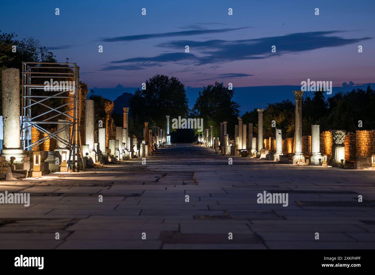 Vista serale della strada colonnata nell'antica città di Efeso a Selcúk Foto Stock