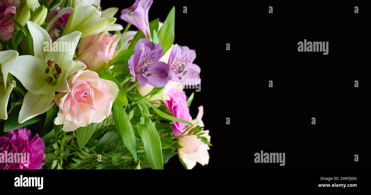 Naturale, botanico e fiori su sfondo scuro per apprezzamento, offerta di pace e amore. Rose, fiori e bouquet in uno spazio mockup per il giardino, l'ambiente Foto Stock