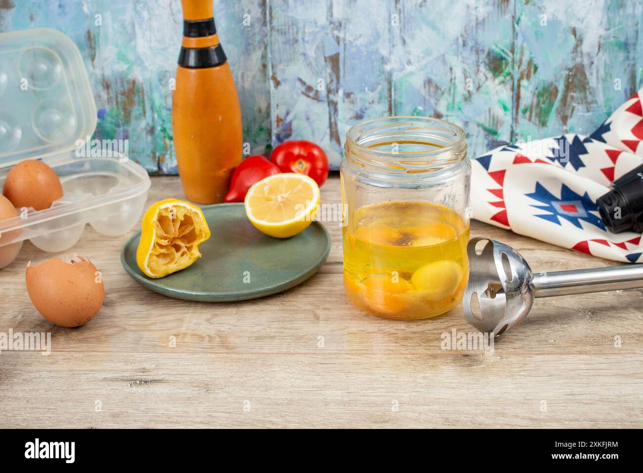 Preparazione della maionese in un vaso di vetro con frullatore verticale a immersione, messa a fuoco morbida Foto Stock