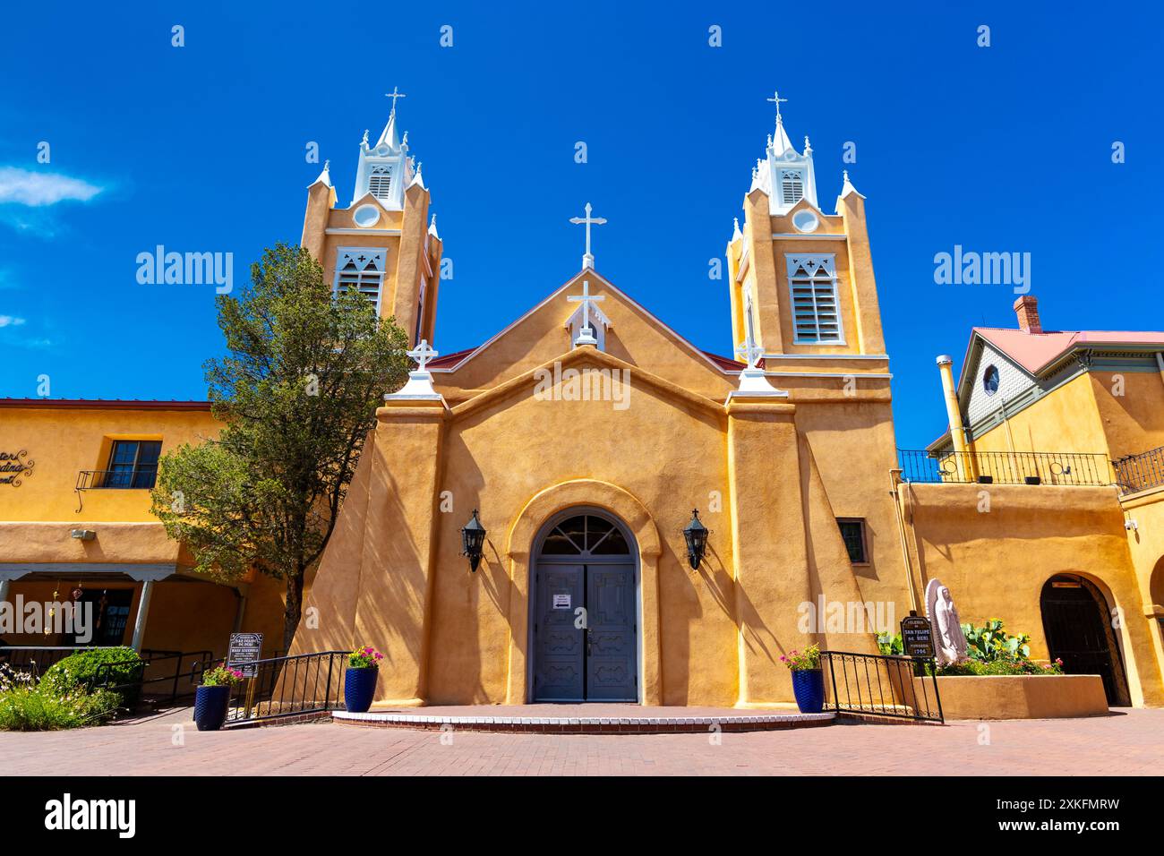 Esterno della chiesa di San Felipe de Neri in stile coloniale spagnolo del 1793 con due campanili nella città vecchia di Albuquerque, New Mexico, Stati Uniti Foto Stock