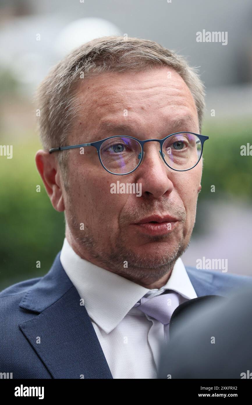 Vicepresidente e ministro vallone incaricato della pianificazione regionale, dei lavori pubblici, della mobilità, della sicurezza stradale e degli enti locali Francois Desquennes nella foto all'arrivo per la prima riunione del governo vallone, a Jambes, martedì 23 luglio 2024. FOTO DEL BELGA BRUNO FAHY Foto Stock