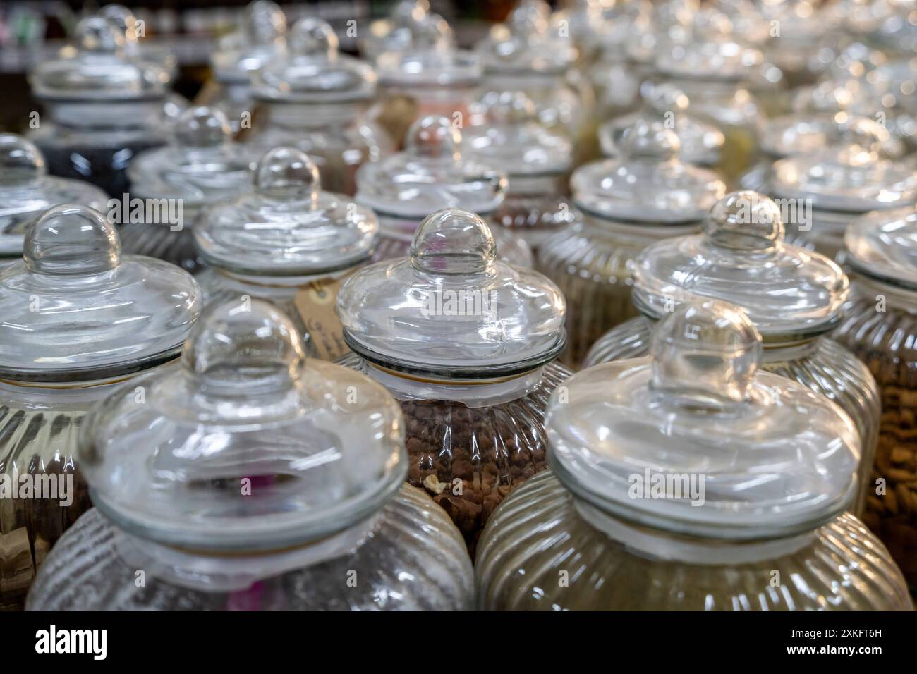 Vasi di vetro con prodotti ecologici, negozio ecologico, Granada, Andalusia, Spagna. Foto Stock