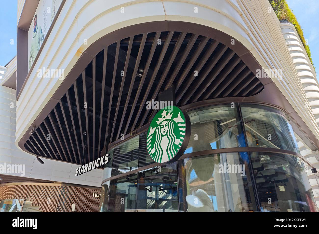 SHANGHAI, CINA - 23 LUGLIO 2024 - Uno starbucks Cafe è stato visto a Shanghai, Cina, 23 luglio 2024. Foto Stock