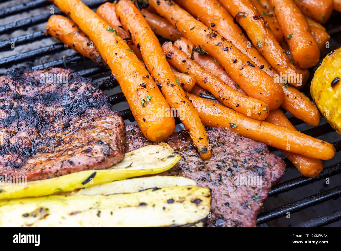 Steak und gegrillte Gemüse auf einem Kugelgrill. Barbecue. // 21.07.2024: Münsingen, Baden-Württemberg, Deutschland, Europa *** bistecche e verdure alla griglia su bollitore barbecue 21 07 2024 Münsingen, Baden Württemberg, Germania, Europa Foto Stock