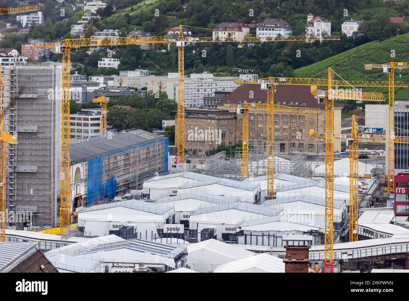 Baustelle Stuttgart 21, neuer Hauptbahnhof. Bonatzbaubau mit Bahnhofsturm. // 21.07.2024: Stoccarda, Baden-Württemberg, Deutschland, Europa *** constr Foto Stock