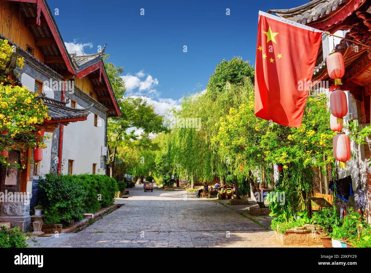 La bandiera della Cina (bandiera rossa con cinque stelle dorate) a Lijiang Foto Stock